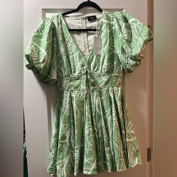 Vici | Dresses | Vici Green Puff Sleeve Fit And Flare Dress | Poshmark
